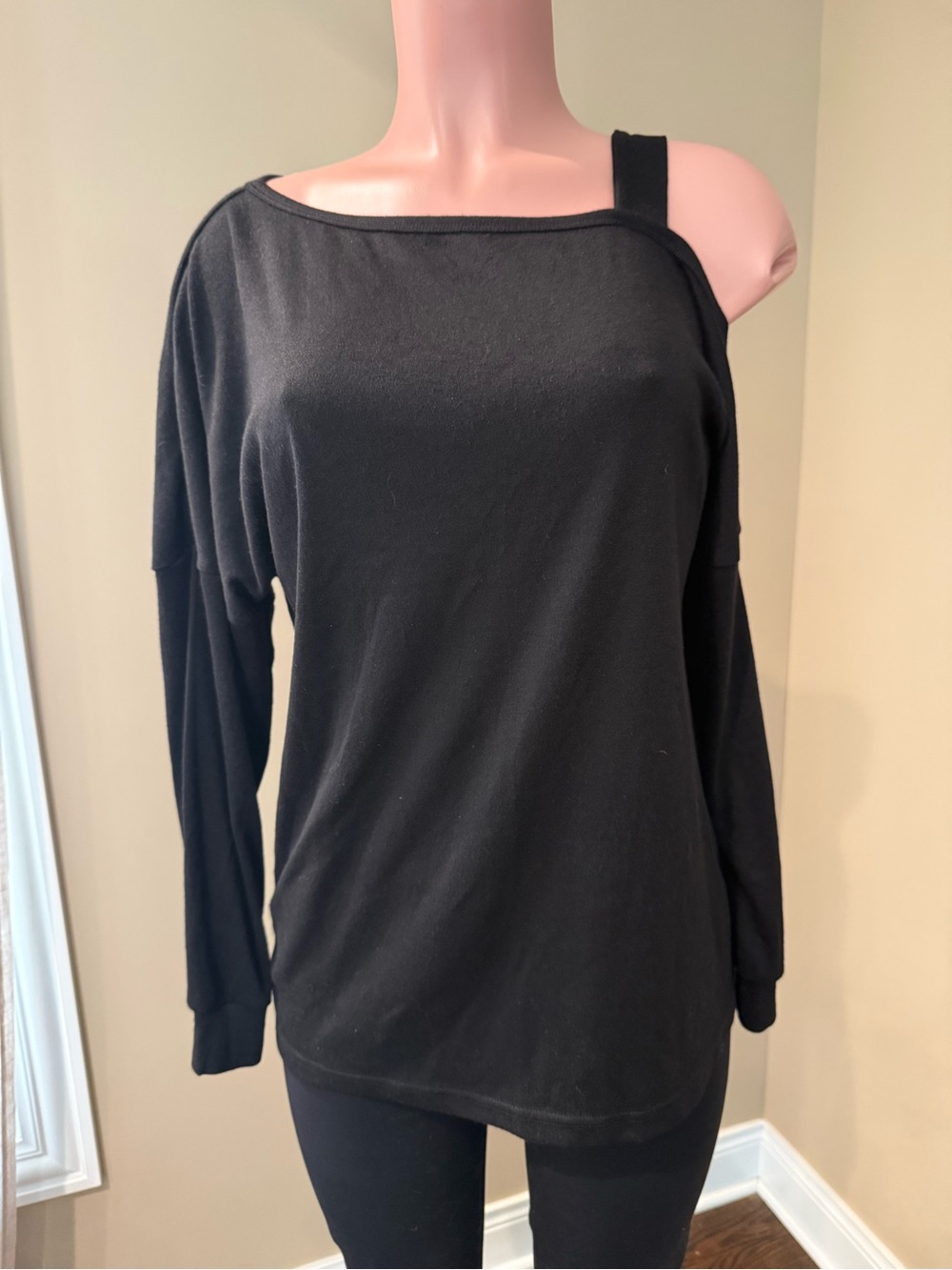Women’s Black One-Shoulder Long Sleeve Top